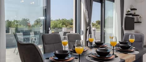 House (Six Bedroom Guest House with Swimming) | Dining room