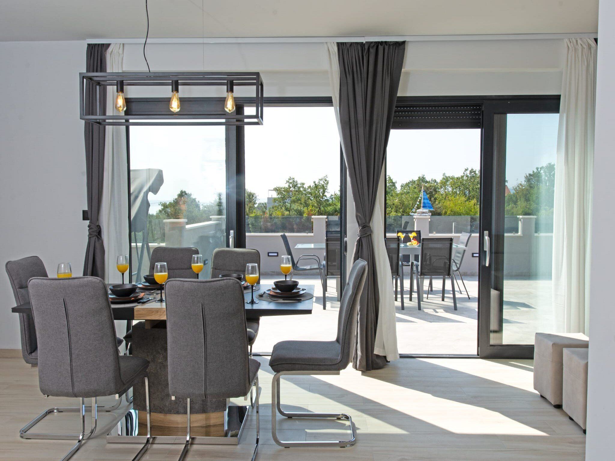 House (Six Bedroom Guest House with Swimming) | Dining room