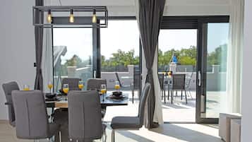 House (Six Bedroom Guest House with Swimming) | Dining room