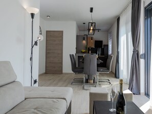 Talo (Six Bedroom Guest House with Swimming) | Olohuone | Televisio