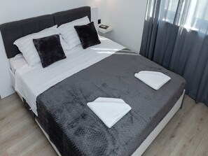 House (Six Bedroom Guest House with Swimming) | 6 bedrooms, cribs/infant beds - Villa Infinity (Kastela)