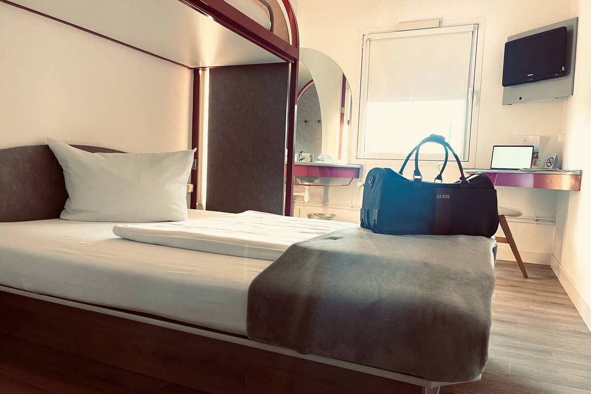 Eenvoudige kamer, 1 twee- of 2 eenpersoonsbedden, niet-roken | 1 slaapkamer, een bureau, gratis wifi, beddengoed
