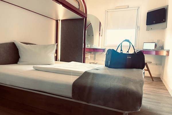 Habitació doble o amb dos llits individuals bàsica, no fumadors | Escriptori, wifi gratuïta i roba de llit