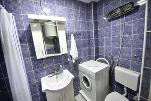 Dusche, Haartrockner, Handtücher, Seife