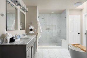 Combined shower/tub, jetted tub, hair dryer, towels
