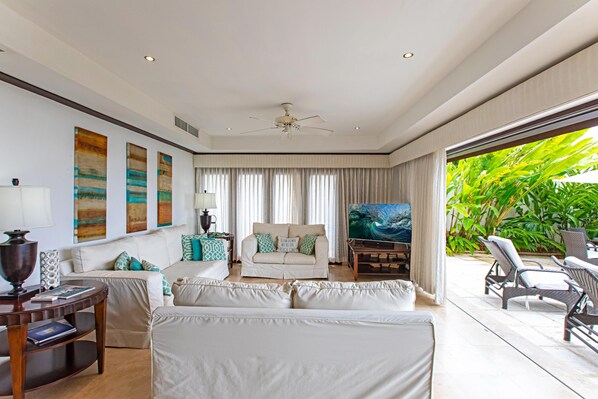 Condo, 2 Bedrooms | Living room