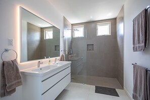 Villa, 4 Bedrooms | Bathroom | Towels - Villa Ohana by Barbados Sotheby's International Realty (Holetown)