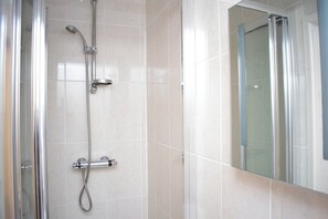 Standard Double Room | Bathroom | Free toiletries - Royal Square Hotel - BHX & NEC (Birmingham)