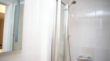 Classic Double Room | Bathroom | Free toiletries