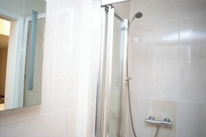 Classic Double Room | Bilik Mandi | Kelengkapan dandanan diri percuma 