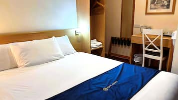 Quarto casal clássico | Escrivaninha, espaço de trabalho para notebook, cortinas blackout