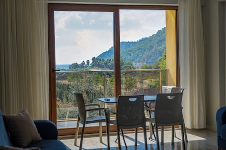 Comfort Apartment, 1 Bedroom, Non Smoking, Sea View | 1 bedroom, premium bedding, desk, laptop workspace