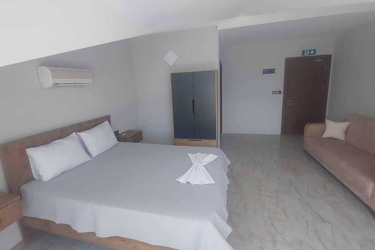 Habitación clásica con 2 camas individuales | 1 habitación, ropa de cama de alta calidad y escritorio