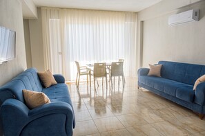 Comfort appartement, 1 slaapkamer, niet-roken, uitzicht op zee | Luxe beddengoed, een bureau, een laptopwerkplek, geluiddichte muren