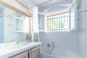 Combined shower/tub