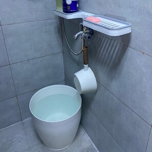 Een douche, een bidet, handdoeken, zeep