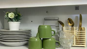 Réfrigérateur, cafetière/bouilloire, bouilloire électrique, grille-pain