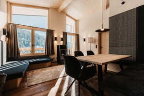 Departamento Deluxe (Laerche Sued, incl. Cleaning fee) | Área de sala de estar | Televisión de pantalla plana y tablet