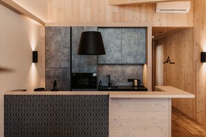 Departamento Deluxe (Learche West, incl. Cleaning fee) | Cocina privada | Cafetera de espresso, tetera eléctrica y periquera