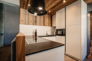 Cafetera de espresso, tetera eléctrica y periquera