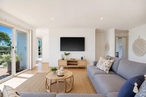 Smart TV, ping pong, books, stereo - Seaview Cowes by Ready Set Stay (Cowes)