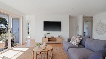 Smart TV, mesa de pingue-pongue, livros, aparelho de som