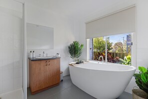 Bathtub, hair dryer, towels - Seaview Cowes by Ready Set Stay (Cowes)