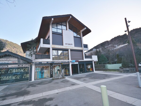Exterior - Central Duplex for 6 with Balcony, Near Ski Lifts and Shops (Morzine)