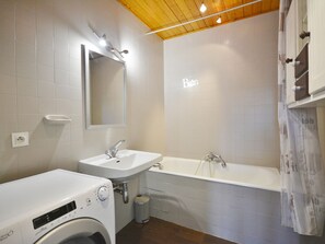 Towels - Central Duplex for 6 with Balcony, Near Ski Lifts and Shops (Morzine)