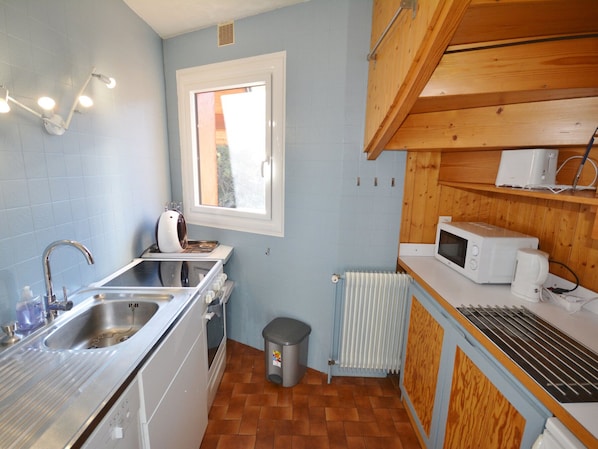 Fridge, microwave, dishwasher - Central Duplex for 6 with Balcony, Near Ski Lifts and Shops (Morzine)