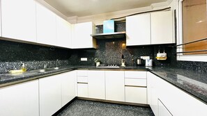 冰箱、微波炉、烤箱、炉灶