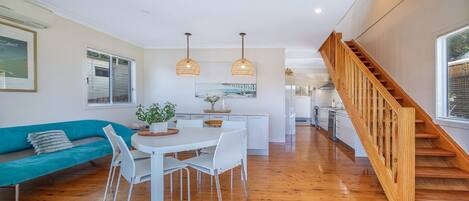 Smart TV, chimenea, reproductor de DVD y estéreo