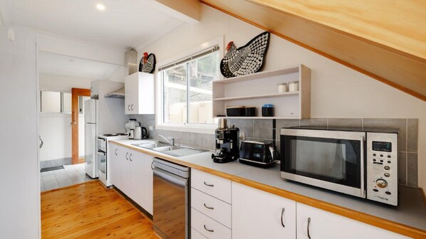 Jääkaappi, mikroaaltouuni, uuni, liesi