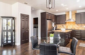 Frigorifero, microonde, forno, piano cottura