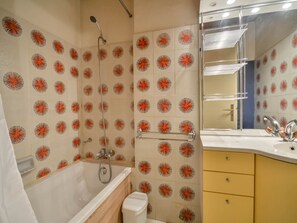 A bathroom with a bathtub, a shower, a sink, and a mirror. - Duplex Studio 5 pers. in Central Morzine, near Slopes (Morzine)