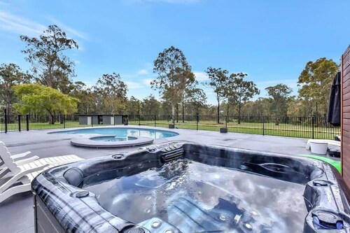 Kitchener Country Estate with Pool Hot Tub
