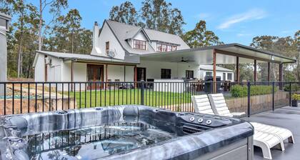Kitchener Country Estate with Pool Hot Tub