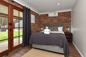 7 bedrooms, iron/ironing board, WiFi, bed sheets - Kitchener Country Estate with Pool Hot Tub (Kitchener)