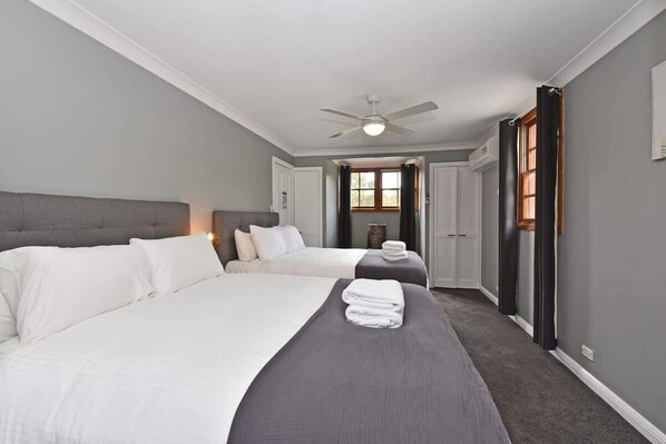 7 bedrooms, iron/ironing board, WiFi, bed sheets - Kitchener Country Estate with Pool Hot Tub (Kitchener)