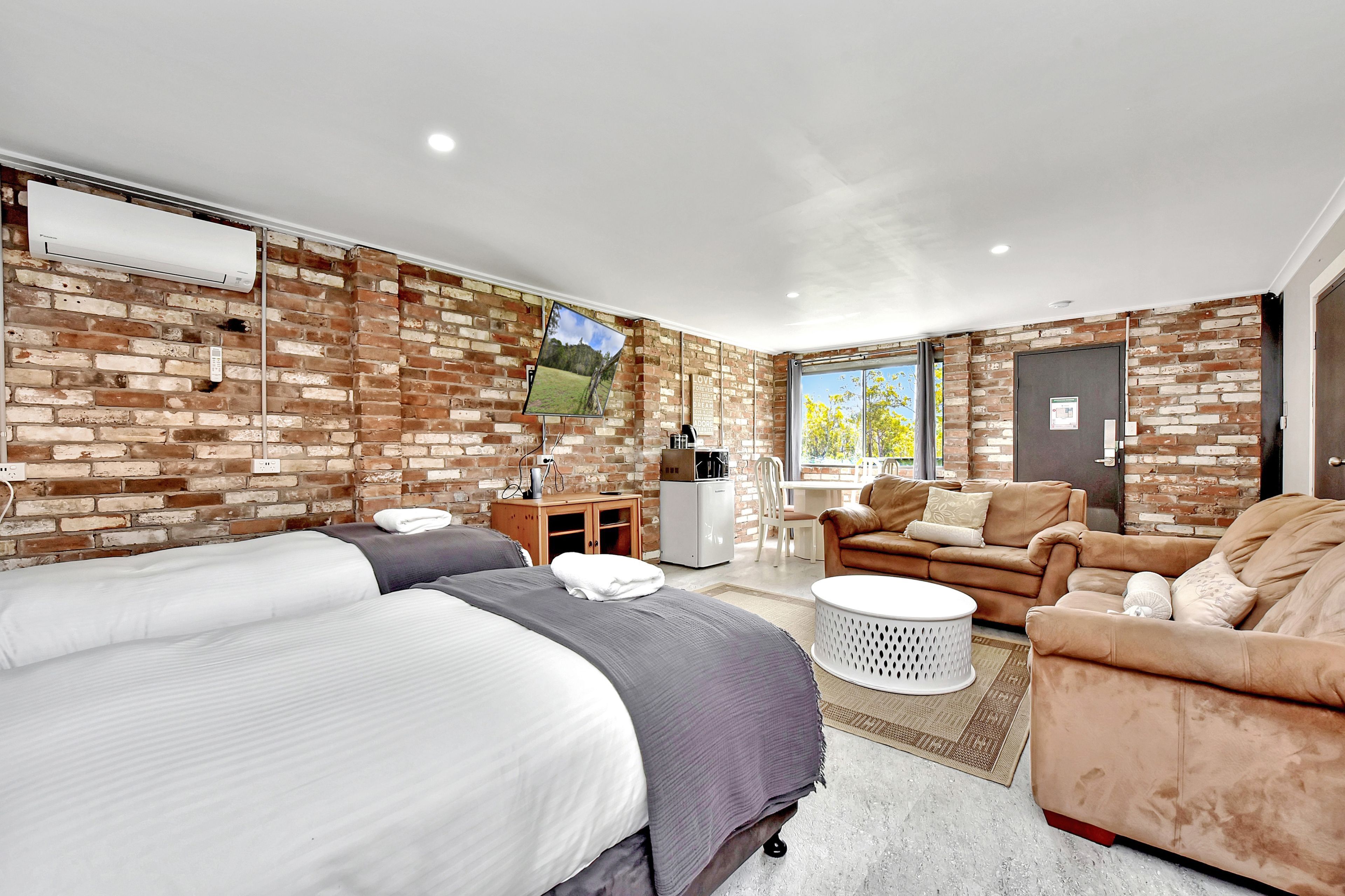 7 bedrooms, iron/ironing board, WiFi, bed sheets