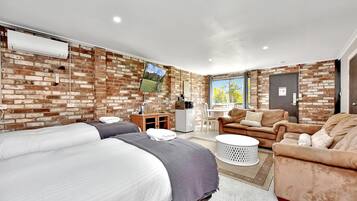 7 bedrooms, iron/ironing board, WiFi, bed sheets