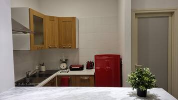 Frigorifero, piano cottura, macchina per tè/caffè, bollitore elettrico