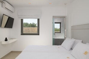 5 makuuhuonetta, tallelokero huoneessa, työpöytä, silitysrauta/-lauta