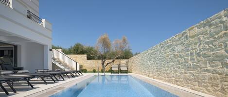 Una piscina techada, una piscina al aire libre