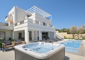 Piscine intérieure, piscine extérieure