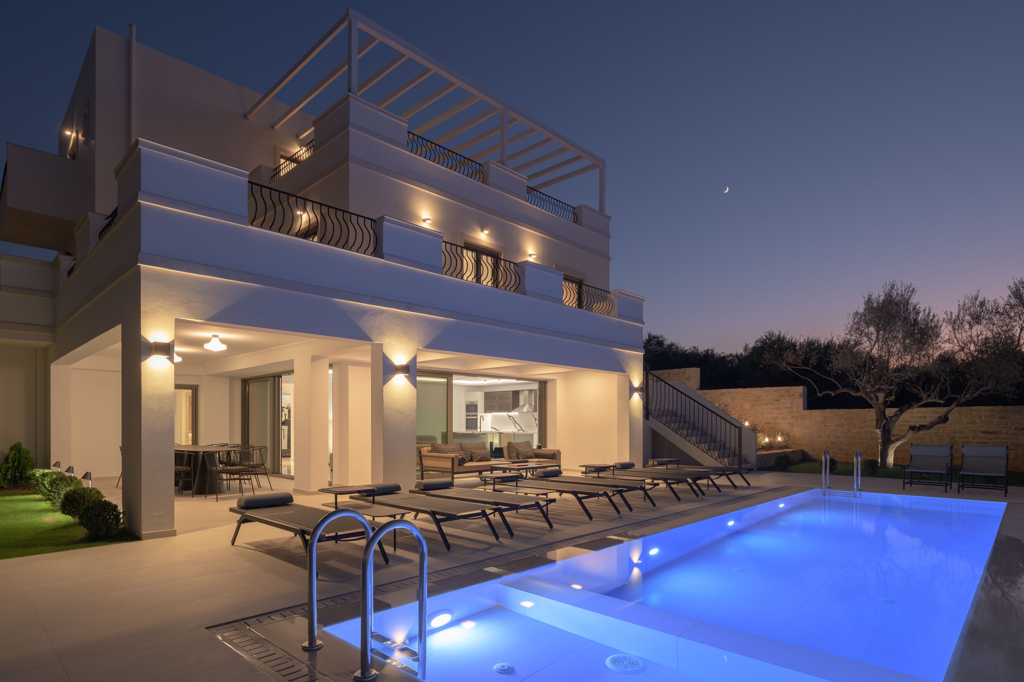 من حمّامات السباحة المغطاة، حمّام سباحة خارجي