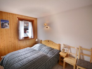 1 bedroom, bed sheets