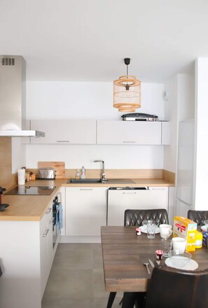 Refrigerador, microondas, horno, placa de cocina