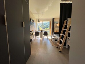 Unclassified image, 2 of 18, button