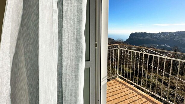 A balcony with a metal railing and a view of a mountainous landscape. - Lovely 6-bed Apartment on the Amalfi Coast (Amalfi)